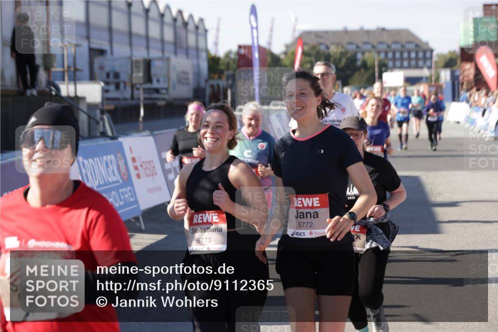 03.10.2025 - Köhlbrandbrückenlauf Jannik Wohlers http://msf.ph/oto/9112365 03.10.2025 13:31:16 Ziel 4800, 4967, 5030, 5310, 5362, 5378, 5772, 5773, 6242, 6243, 6375, 6559, 6731 meine-sportfotos.de