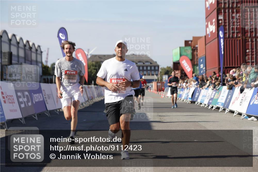 03.10.2025 - Köhlbrandbrückenlauf Jannik Wohlers http://msf.ph/oto/9112423 03.10.2025 13:01:00 Ziel 4069, 4140, 4177, 4407, 4425, 4512, 4820, 6464 meine-sportfotos.de