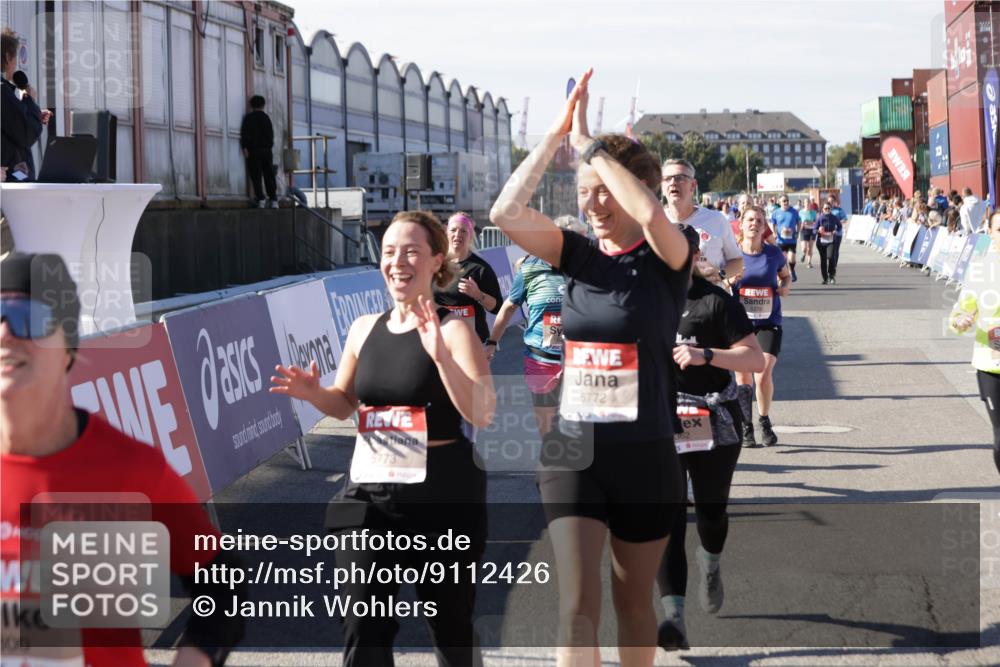 03.10.2025 - Köhlbrandbrückenlauf Jannik Wohlers http://msf.ph/oto/9112426 03.10.2025 13:31:16 Ziel 4800, 4967, 5030, 5310, 5362, 5378, 5772, 5773, 6242, 6243, 6375, 6559, 6731 meine-sportfotos.de