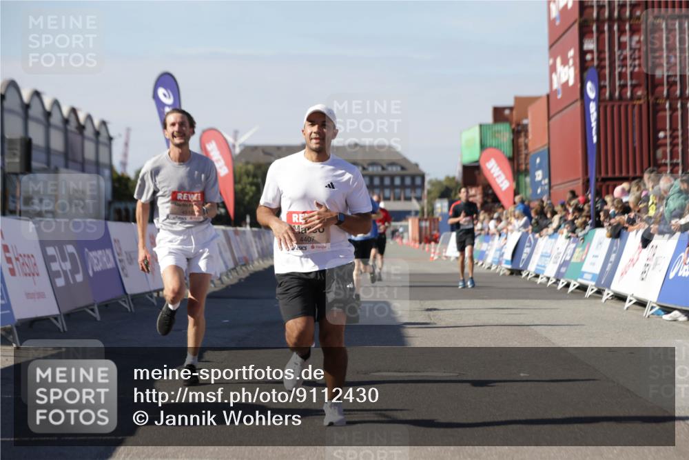 03.10.2025 - Köhlbrandbrückenlauf Jannik Wohlers http://msf.ph/oto/9112430 03.10.2025 13:01:00 Ziel 4069, 4140, 4177, 4407, 4425, 4512, 4820, 6464 meine-sportfotos.de