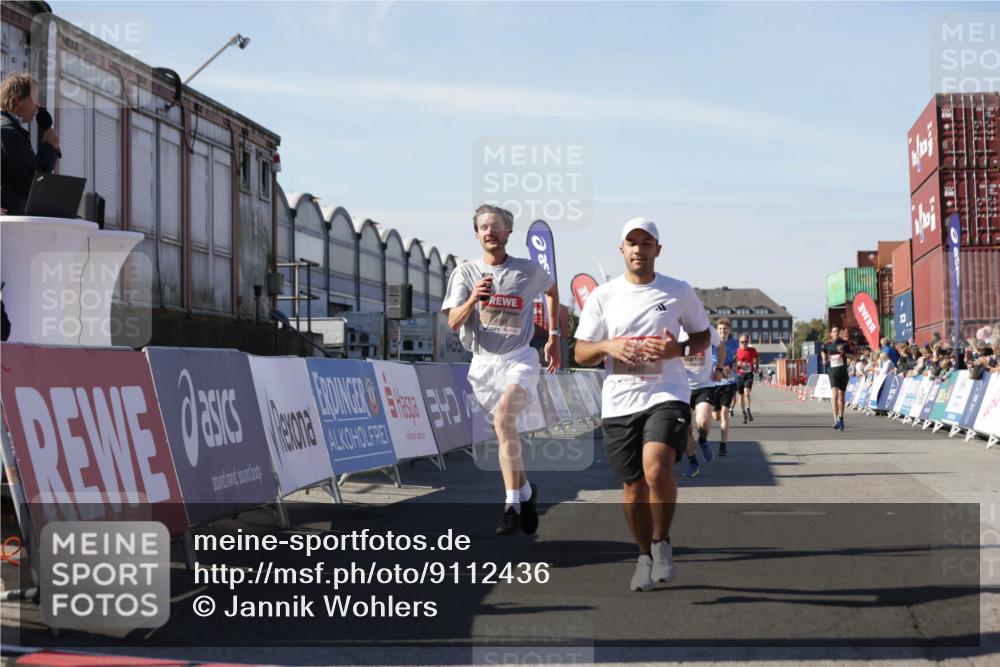 03.10.2025 - Köhlbrandbrückenlauf Jannik Wohlers http://msf.ph/oto/9112436 03.10.2025 13:01:00 Ziel 4069, 4140, 4177, 4407, 4425, 4512, 4820, 6464 meine-sportfotos.de