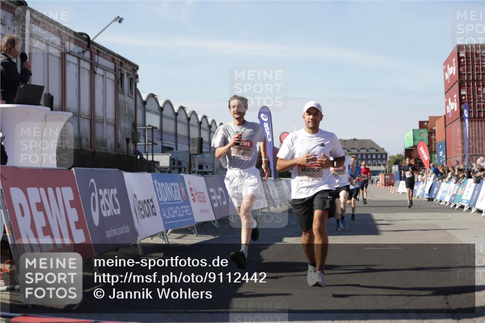 03.10.2025 - Köhlbrandbrückenlauf Jannik Wohlers http://msf.ph/oto/9112442 03.10.2025 13:01:00 Ziel 4069, 4140, 4177, 4407, 4425, 4512, 4820, 6464 meine-sportfotos.de