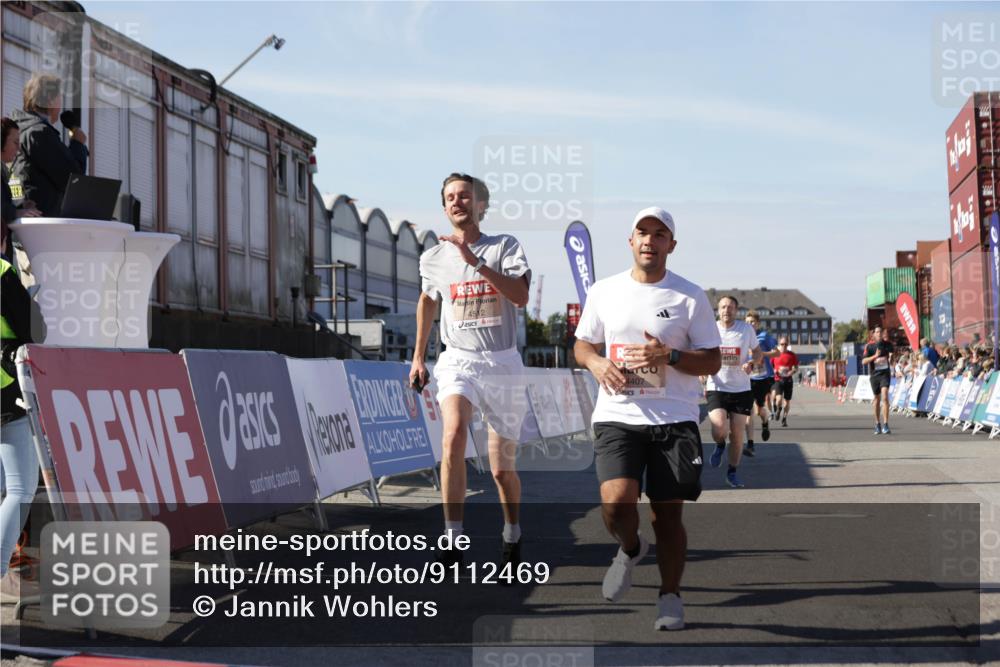03.10.2025 - Köhlbrandbrückenlauf Jannik Wohlers http://msf.ph/oto/9112469 03.10.2025 13:01:00 Ziel 4069, 4140, 4177, 4407, 4425, 4512, 4820, 6464 meine-sportfotos.de