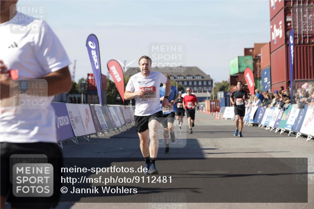 03.10.2025 - Köhlbrandbrückenlauf Jannik Wohlers http://msf.ph/oto/9112481 03.10.2025 13:01:01 Ziel 4039, 4069, 4140, 4177, 4407, 4425, 4512, 4820, 6464 meine-sportfotos.de