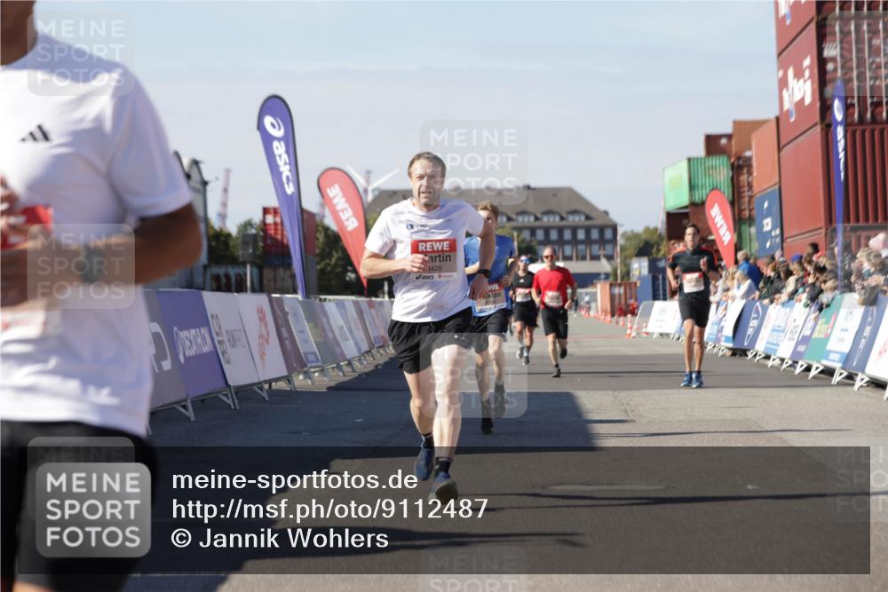 03.10.2025 - Köhlbrandbrückenlauf Jannik Wohlers http://msf.ph/oto/9112487 03.10.2025 13:01:01 Ziel 4039, 4069, 4140, 4177, 4407, 4425, 4512, 4820, 6464 meine-sportfotos.de