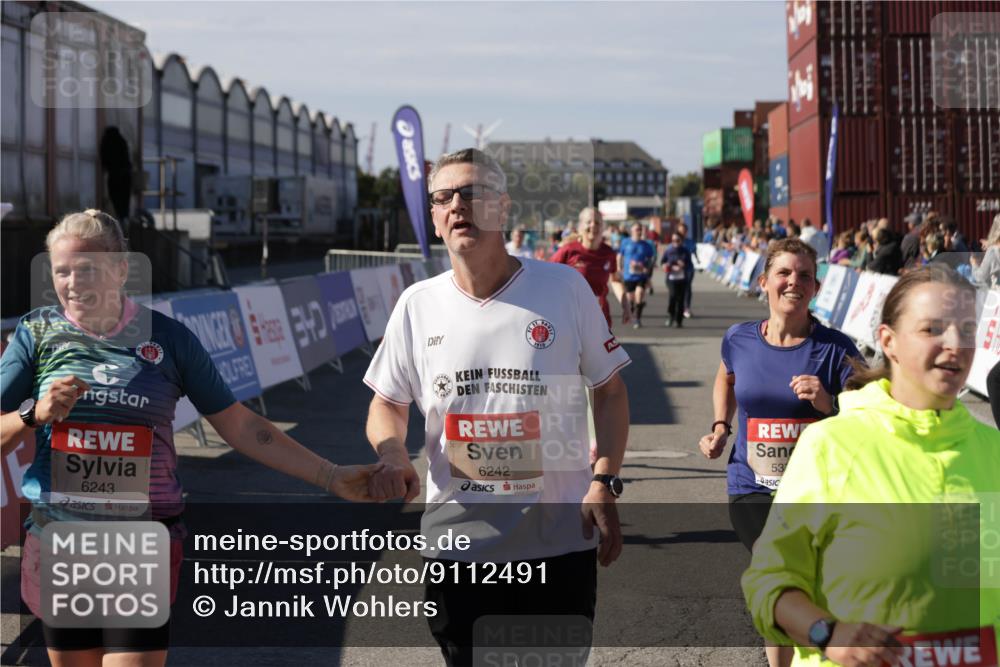 03.10.2025 - Köhlbrandbrückenlauf Jannik Wohlers http://msf.ph/oto/9112491 03.10.2025 13:31:18 Ziel 4800, 4967, 5030, 5310, 5362, 5378, 5772, 5773, 6242, 6243, 6559, 6731 meine-sportfotos.de