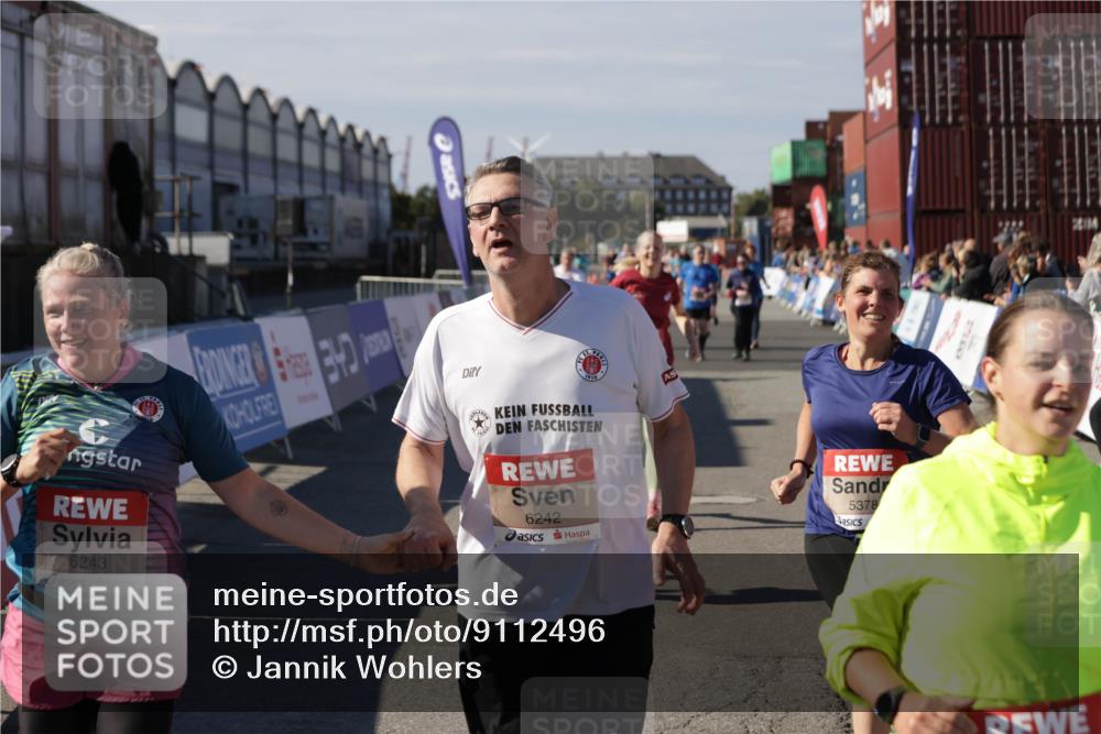 03.10.2025 - Köhlbrandbrückenlauf Jannik Wohlers http://msf.ph/oto/9112496 03.10.2025 13:31:19 Ziel 4800, 4967, 5030, 5310, 5362, 5378, 5518, 5519, 5772, 5773, 6242, 6243, 6559, 6731 meine-sportfotos.de