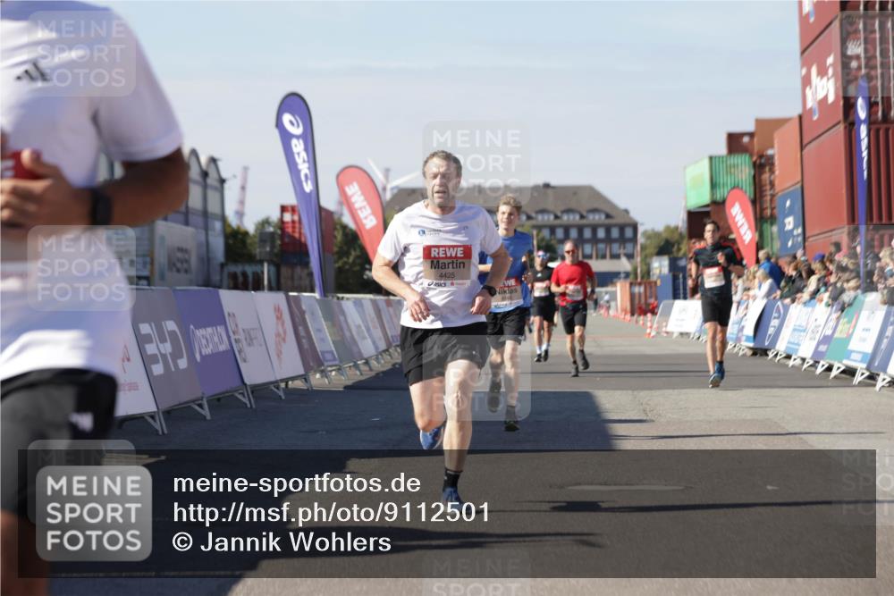 03.10.2025 - Köhlbrandbrückenlauf Jannik Wohlers http://msf.ph/oto/9112501 03.10.2025 13:01:01 Ziel 4039, 4069, 4140, 4177, 4407, 4425, 4512, 4820, 6464 meine-sportfotos.de