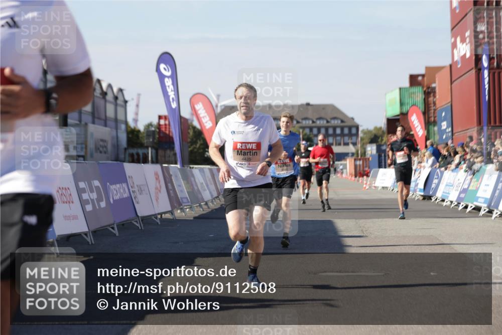 03.10.2025 - Köhlbrandbrückenlauf Jannik Wohlers http://msf.ph/oto/9112508 03.10.2025 13:01:02 Ziel 4039, 4069, 4140, 4177, 4407, 4425, 4512, 4820, 6464 meine-sportfotos.de