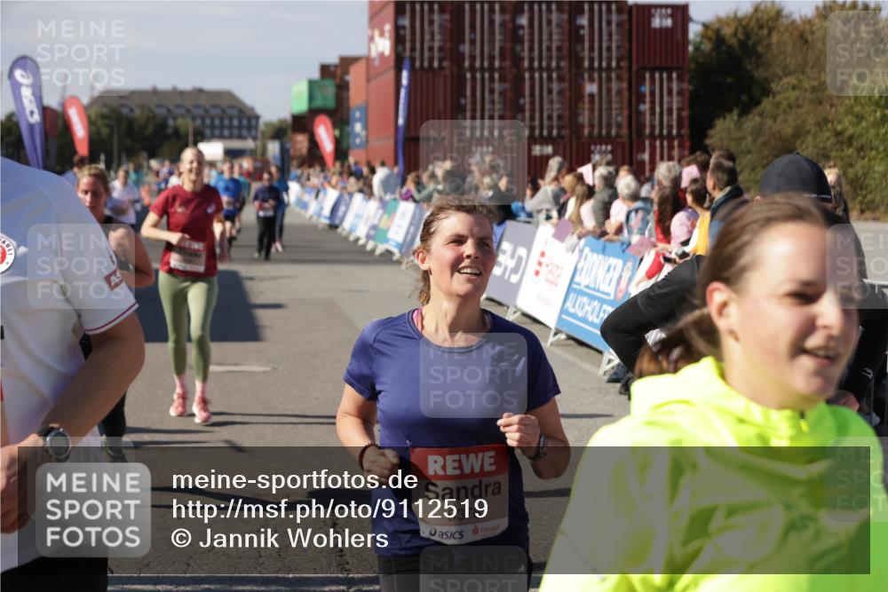 03.10.2025 - Köhlbrandbrückenlauf Jannik Wohlers http://msf.ph/oto/9112519 03.10.2025 13:31:19 Ziel 4800, 4967, 5030, 5310, 5362, 5378, 5518, 5519, 5772, 5773, 6242, 6243, 6559, 6731 meine-sportfotos.de