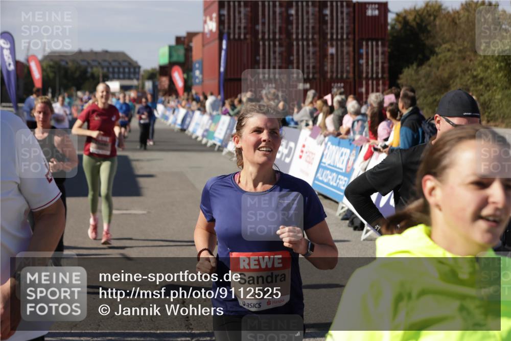 03.10.2025 - Köhlbrandbrückenlauf Jannik Wohlers http://msf.ph/oto/9112525 03.10.2025 13:31:19 Ziel 4800, 4967, 5030, 5310, 5362, 5378, 5518, 5519, 5772, 5773, 6242, 6243, 6559, 6731 meine-sportfotos.de