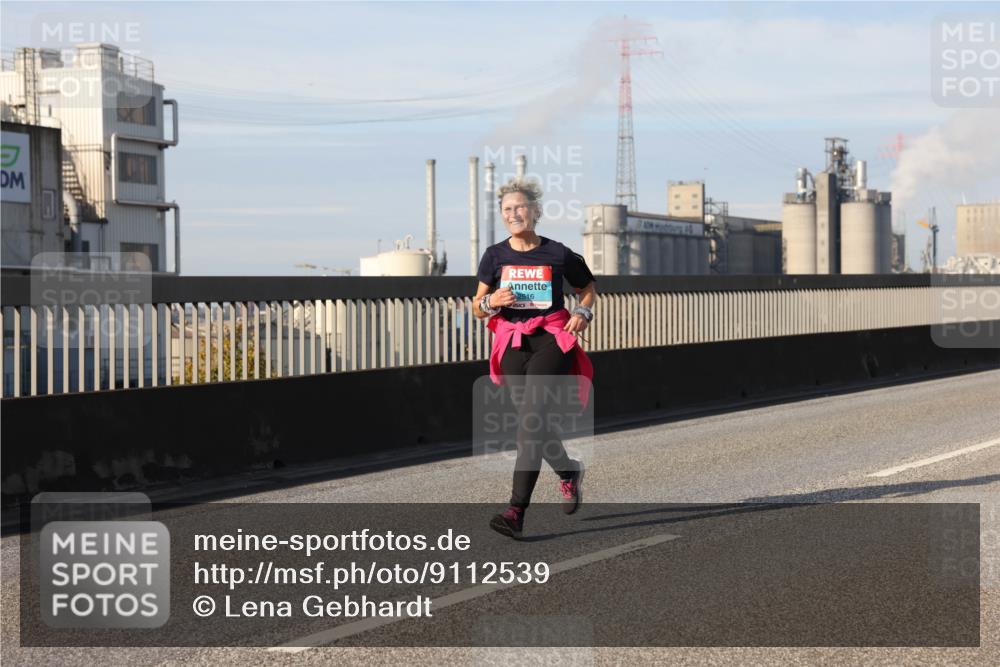 03.10.2025 - Köhlbrandbrückenlauf Lena Gebhardt http://msf.ph/oto/9112539 03.10.2025 10:16:11 Position 2 2516 meine-sportfotos.de