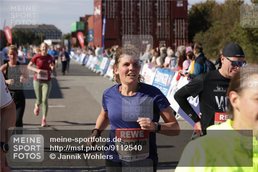03.10.2025 - Köhlbrandbrückenlauf Jannik Wohlers http://msf.ph/oto/9112540 03.10.2025 13:31:19 Ziel 4800, 4967, 5030, 5310, 5362, 5378, 5518, 5519, 5772, 5773, 6242, 6243, 6559, 6731 meine-sportfotos.de