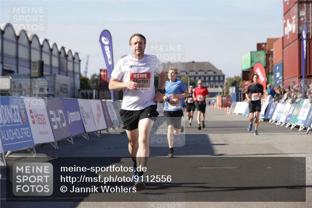 03.10.2025 - Köhlbrandbrückenlauf Jannik Wohlers http://msf.ph/oto/9112556 03.10.2025 13:01:02 Ziel 4039, 4069, 4140, 4177, 4407, 4425, 4512, 4820, 6464 meine-sportfotos.de