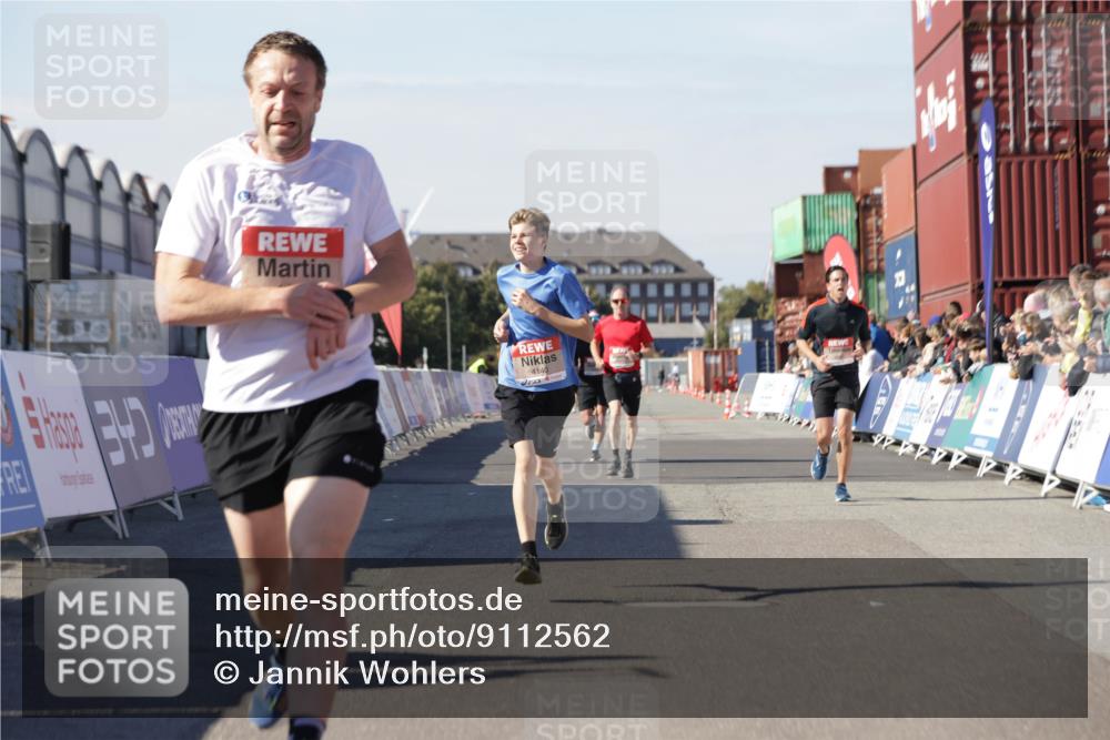 03.10.2025 - Köhlbrandbrückenlauf Jannik Wohlers http://msf.ph/oto/9112562 03.10.2025 13:01:03 Ziel 4039, 4069, 4140, 4177, 4407, 4425, 4512, 4820 meine-sportfotos.de