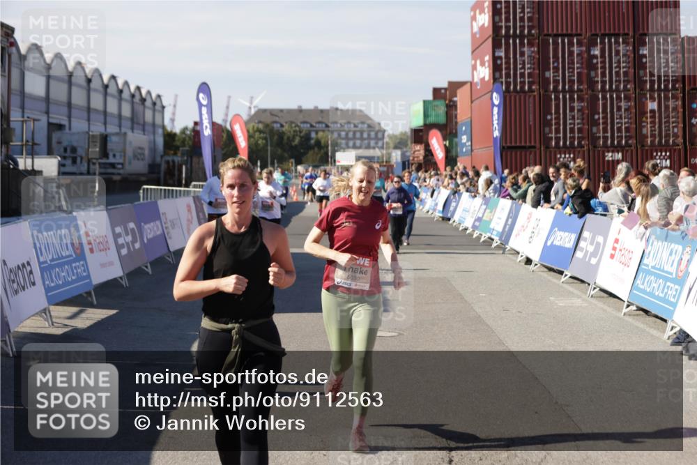 03.10.2025 - Köhlbrandbrückenlauf Jannik Wohlers http://msf.ph/oto/9112563 03.10.2025 13:31:20 Ziel 4800, 4967, 5030, 5310, 5362, 5378, 5518, 5519, 5772, 5773, 6242, 6243, 6559, 6731 meine-sportfotos.de