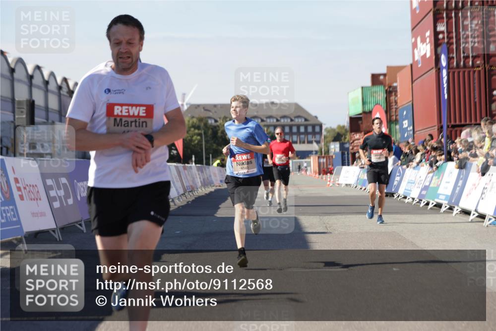 03.10.2025 - Köhlbrandbrückenlauf Jannik Wohlers http://msf.ph/oto/9112568 03.10.2025 13:01:03 Ziel 4039, 4069, 4140, 4177, 4407, 4425, 4512, 4820 meine-sportfotos.de