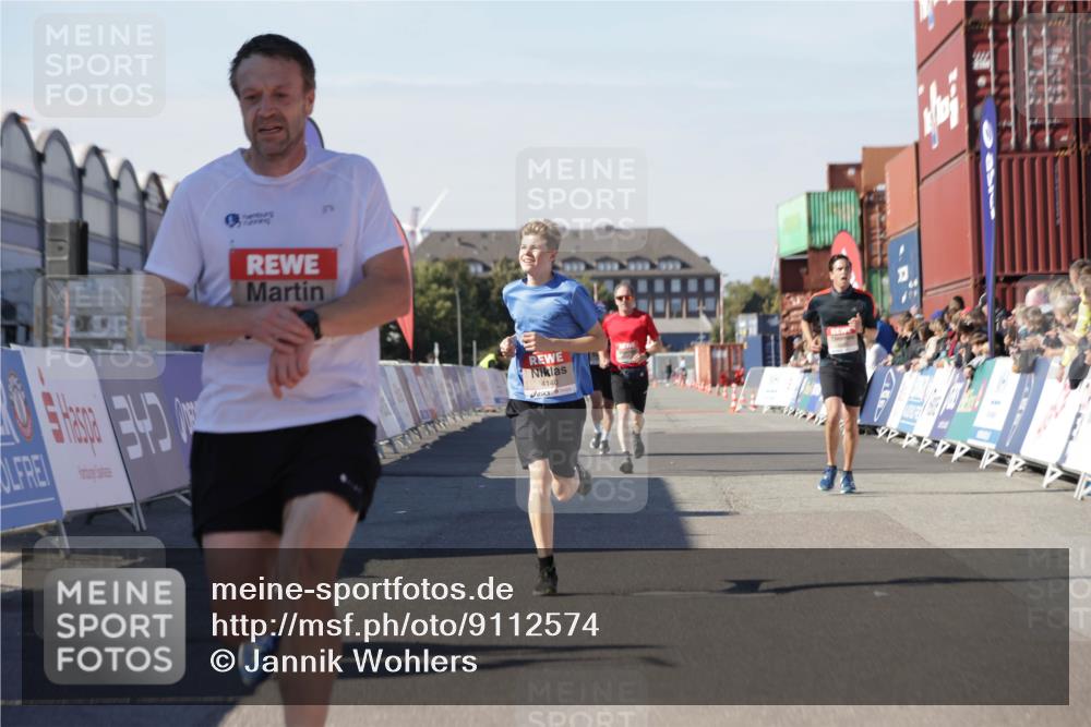 03.10.2025 - Köhlbrandbrückenlauf Jannik Wohlers http://msf.ph/oto/9112574 03.10.2025 13:01:03 Ziel 4039, 4069, 4140, 4177, 4407, 4425, 4512, 4820 meine-sportfotos.de