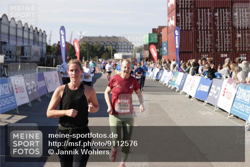 03.10.2025 - Köhlbrandbrückenlauf Jannik Wohlers http://msf.ph/oto/9112576 03.10.2025 13:31:20 Ziel 4800, 4967, 5030, 5310, 5362, 5378, 5518, 5519, 5772, 5773, 6242, 6243, 6559, 6731 meine-sportfotos.de