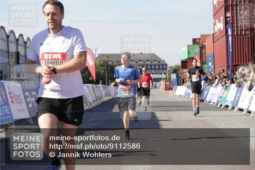 03.10.2025 - Köhlbrandbrückenlauf Jannik Wohlers http://msf.ph/oto/9112586 03.10.2025 13:01:03 Ziel 4039, 4069, 4140, 4177, 4407, 4425, 4512, 4820 meine-sportfotos.de