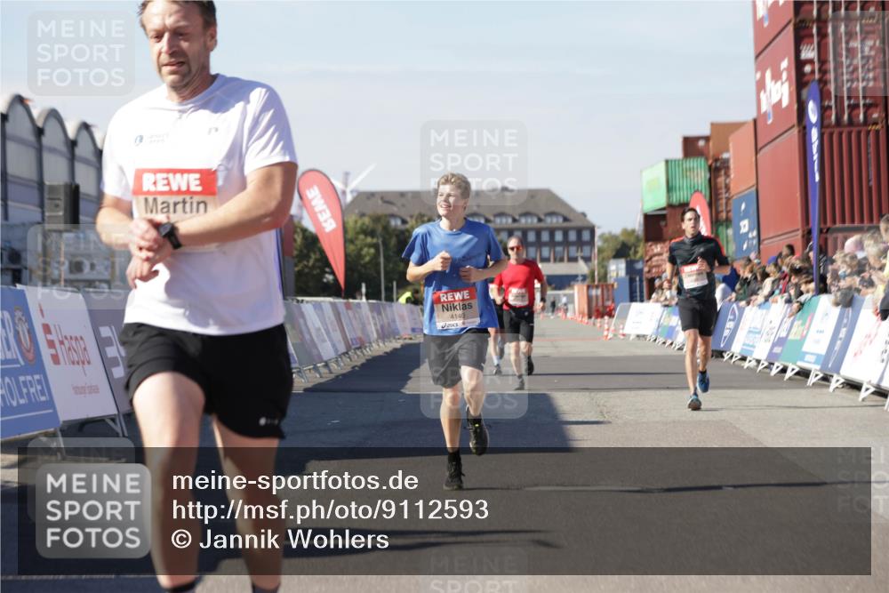03.10.2025 - Köhlbrandbrückenlauf Jannik Wohlers http://msf.ph/oto/9112593 03.10.2025 13:01:03 Ziel 4039, 4069, 4140, 4177, 4407, 4425, 4512, 4820 meine-sportfotos.de