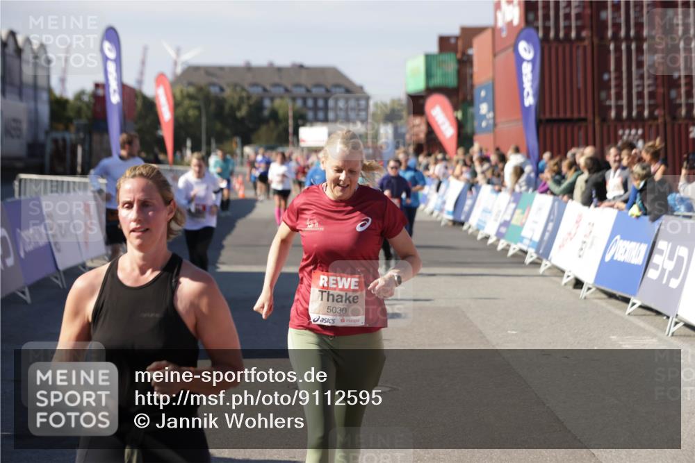 03.10.2025 - Köhlbrandbrückenlauf Jannik Wohlers http://msf.ph/oto/9112595 03.10.2025 13:31:20 Ziel 4800, 4967, 5030, 5310, 5362, 5378, 5518, 5519, 5772, 5773, 6242, 6243, 6559, 6731 meine-sportfotos.de