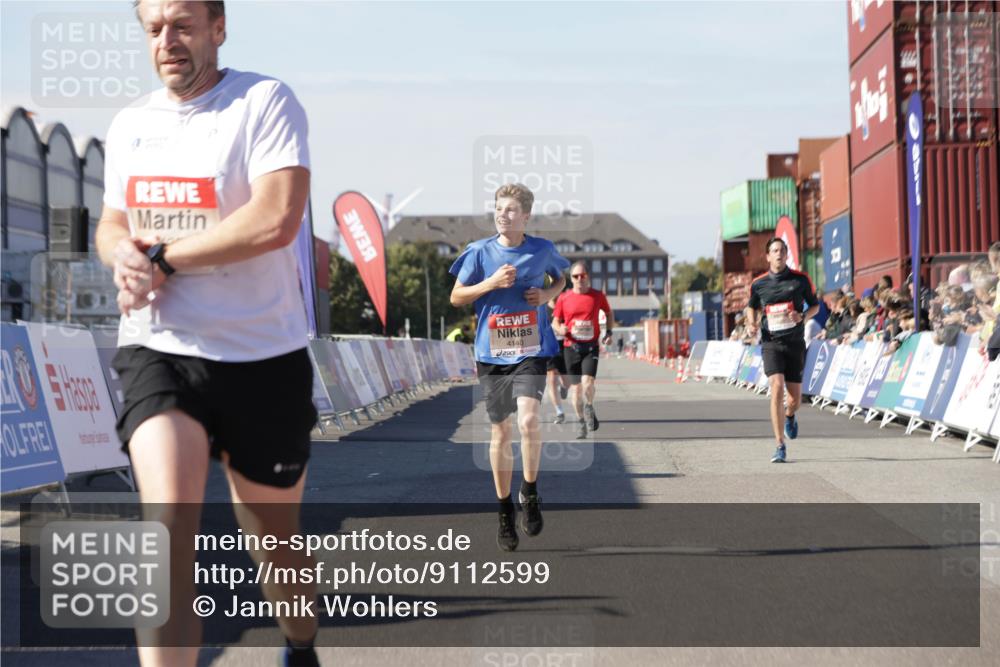 03.10.2025 - Köhlbrandbrückenlauf Jannik Wohlers http://msf.ph/oto/9112599 03.10.2025 13:01:03 Ziel 4039, 4069, 4140, 4177, 4407, 4425, 4512, 4820 meine-sportfotos.de