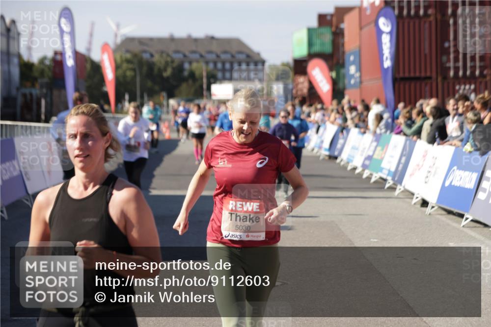 03.10.2025 - Köhlbrandbrückenlauf Jannik Wohlers http://msf.ph/oto/9112603 03.10.2025 13:31:20 Ziel 4800, 4967, 5030, 5310, 5362, 5378, 5518, 5519, 5772, 5773, 6242, 6243, 6559, 6731 meine-sportfotos.de