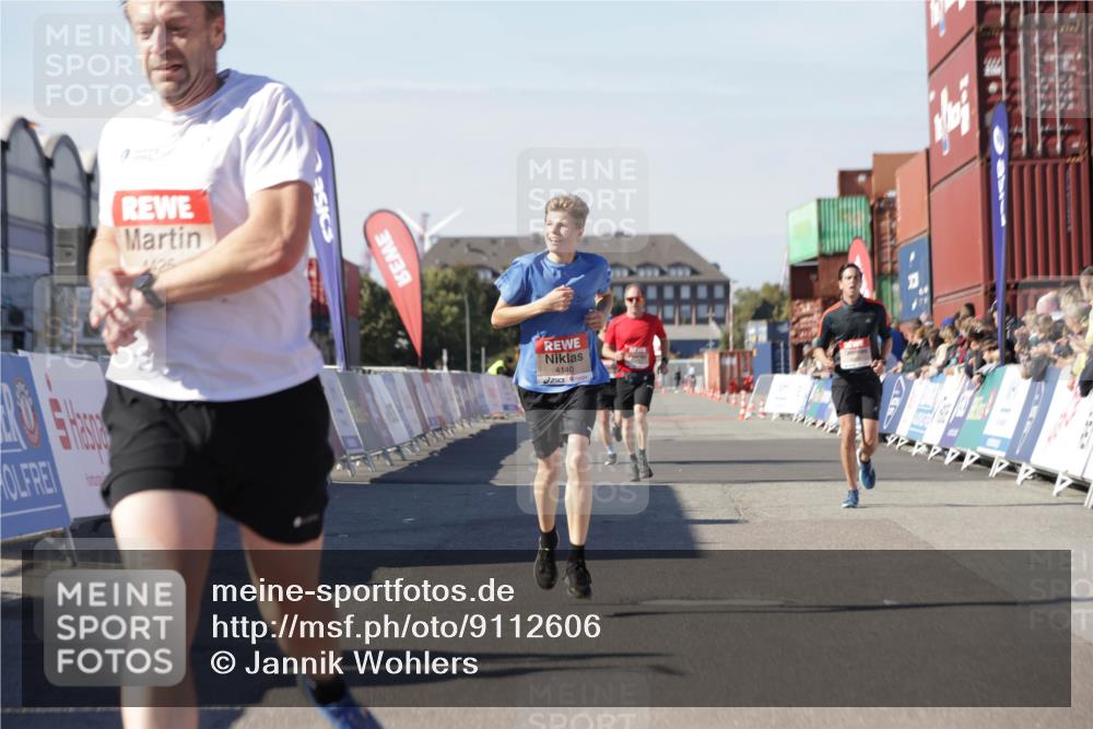 03.10.2025 - Köhlbrandbrückenlauf Jannik Wohlers http://msf.ph/oto/9112606 03.10.2025 13:01:03 Ziel 4039, 4069, 4140, 4177, 4407, 4425, 4512, 4820 meine-sportfotos.de