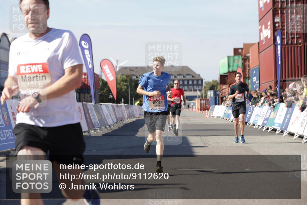 03.10.2025 - Köhlbrandbrückenlauf Jannik Wohlers http://msf.ph/oto/9112620 03.10.2025 13:01:03 Ziel 4039, 4069, 4140, 4177, 4407, 4425, 4512, 4820 meine-sportfotos.de