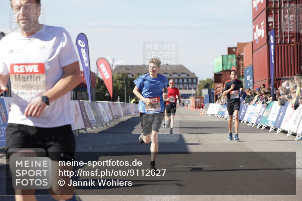 03.10.2025 - Köhlbrandbrückenlauf Jannik Wohlers http://msf.ph/oto/9112627 03.10.2025 13:01:03 Ziel 4039, 4069, 4140, 4177, 4407, 4425, 4512, 4820 meine-sportfotos.de
