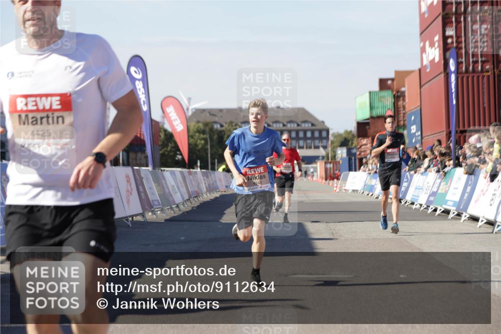 03.10.2025 - Köhlbrandbrückenlauf Jannik Wohlers http://msf.ph/oto/9112634 03.10.2025 13:01:03 Ziel 4039, 4069, 4140, 4177, 4407, 4425, 4512, 4820 meine-sportfotos.de