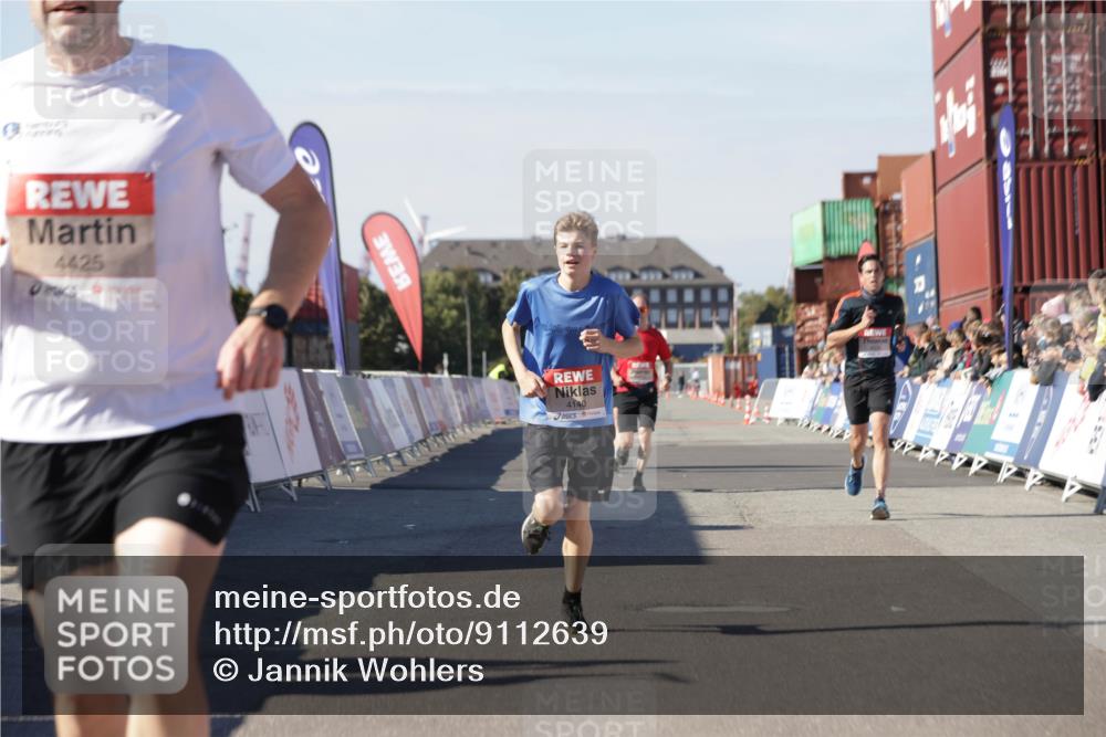 03.10.2025 - Köhlbrandbrückenlauf Jannik Wohlers http://msf.ph/oto/9112639 03.10.2025 13:01:03 Ziel 4039, 4069, 4140, 4177, 4407, 4425, 4512, 4820 meine-sportfotos.de