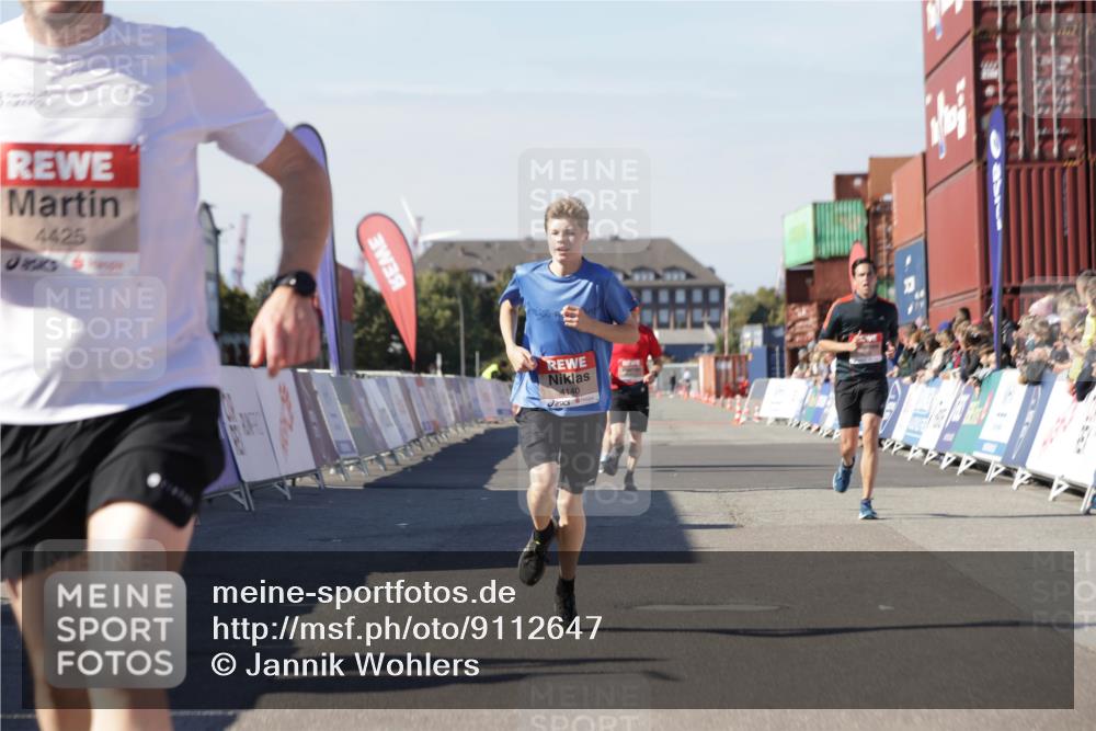 03.10.2025 - Köhlbrandbrückenlauf Jannik Wohlers http://msf.ph/oto/9112647 03.10.2025 13:01:03 Ziel 4039, 4069, 4140, 4177, 4407, 4425, 4512, 4820 meine-sportfotos.de