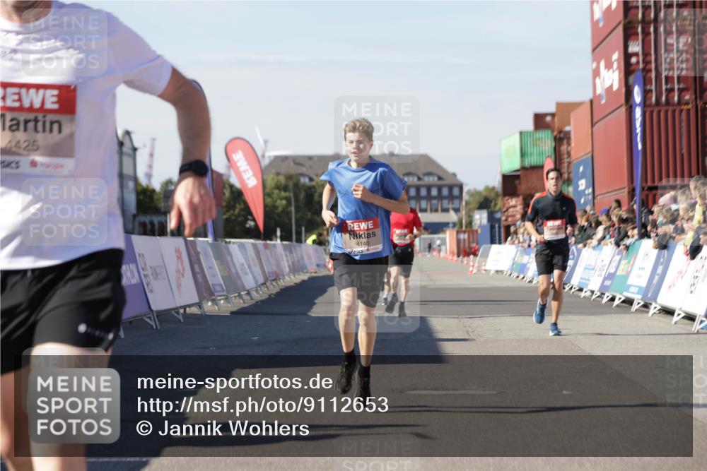03.10.2025 - Köhlbrandbrückenlauf Jannik Wohlers http://msf.ph/oto/9112653 03.10.2025 13:01:03 Ziel 4039, 4069, 4140, 4177, 4407, 4425, 4512, 4820 meine-sportfotos.de