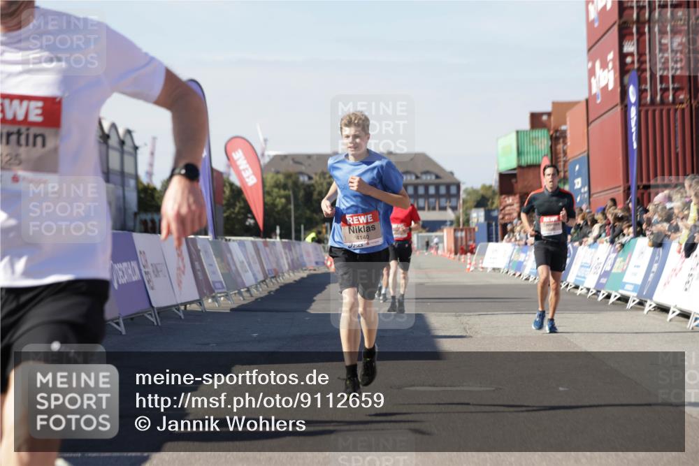 03.10.2025 - Köhlbrandbrückenlauf Jannik Wohlers http://msf.ph/oto/9112659 03.10.2025 13:01:03 Ziel 4039, 4069, 4140, 4177, 4407, 4425, 4512, 4820 meine-sportfotos.de