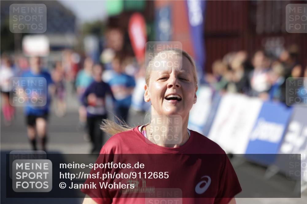 03.10.2025 - Köhlbrandbrückenlauf Jannik Wohlers http://msf.ph/oto/9112685 03.10.2025 13:31:22 Ziel 4800, 4967, 5030, 5310, 5362, 5378, 5511, 5518, 5519, 5598, 5772, 5773, 6242, 6243, 6559, 6597, 6731 meine-sportfotos.de