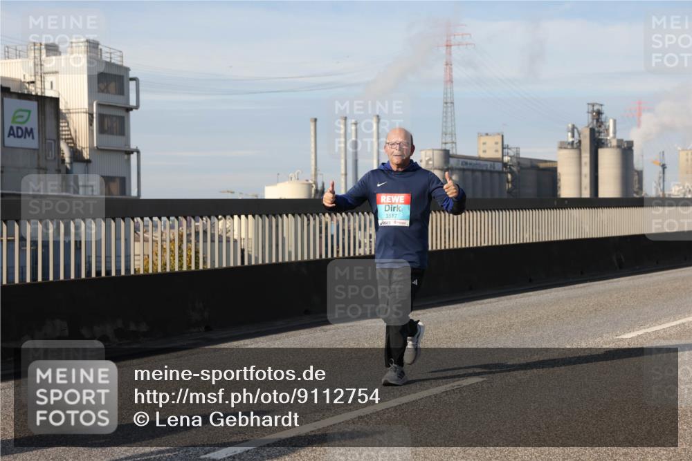 03.10.2025 - Köhlbrandbrückenlauf Lena Gebhardt http://msf.ph/oto/9112754 03.10.2025 10:16:24 Position 2 3517 meine-sportfotos.de