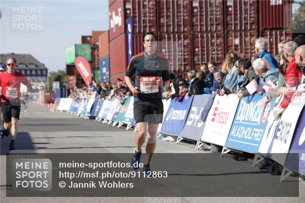 03.10.2025 - Köhlbrandbrückenlauf Jannik Wohlers http://msf.ph/oto/9112863 03.10.2025 13:01:06 Ziel 4039, 4069, 4140, 4177, 4407, 4425, 4512, 4820, 5779, 6614 meine-sportfotos.de