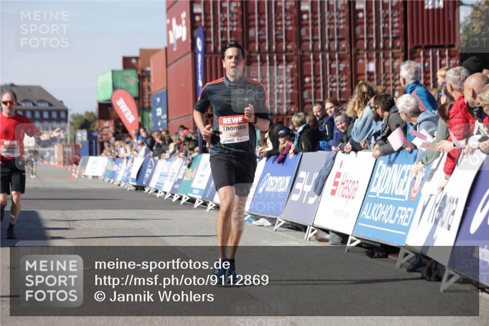 03.10.2025 - Köhlbrandbrückenlauf Jannik Wohlers http://msf.ph/oto/9112869 03.10.2025 13:01:06 Ziel 4039, 4069, 4140, 4177, 4407, 4425, 4512, 4820, 5779, 6614 meine-sportfotos.de