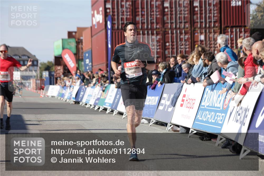 03.10.2025 - Köhlbrandbrückenlauf Jannik Wohlers http://msf.ph/oto/9112894 03.10.2025 13:01:06 Ziel 4039, 4069, 4140, 4177, 4407, 4425, 4512, 4820, 5779, 6614 meine-sportfotos.de