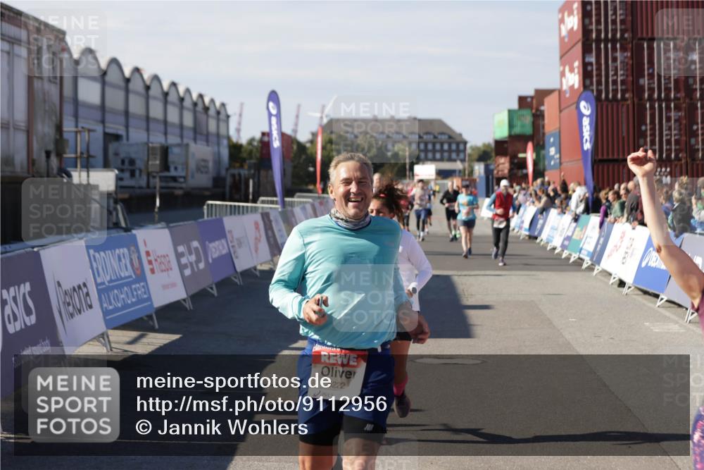 03.10.2025 - Köhlbrandbrückenlauf Jannik Wohlers http://msf.ph/oto/9112956 03.10.2025 13:31:33 Ziel 5065, 5171, 5222, 5425, 5511, 5518, 5519, 5598, 6597 meine-sportfotos.de