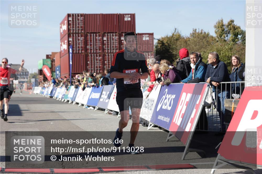03.10.2025 - Köhlbrandbrückenlauf Jannik Wohlers http://msf.ph/oto/9113028 03.10.2025 13:01:08 Ziel 4039, 4069, 4140, 4407, 4425, 4512, 5779, 6614 meine-sportfotos.de