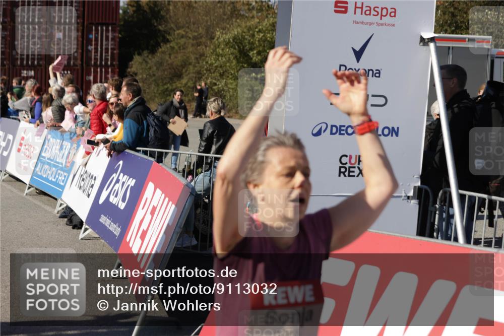 03.10.2025 - Köhlbrandbrückenlauf Jannik Wohlers http://msf.ph/oto/9113032 03.10.2025 13:31:35 Ziel 5057, 5065, 5171, 5222, 5425, 5511, 5518, 5519, 5598, 6072, 6597 meine-sportfotos.de