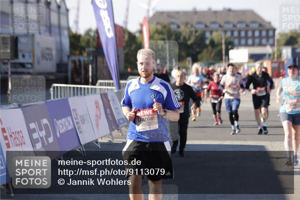 03.10.2025 - Köhlbrandbrückenlauf Jannik Wohlers http://msf.ph/oto/9113079 03.10.2025 13:31:39 Ziel 5057, 5065, 5171, 5222, 5425, 6072, 6103, 6297 meine-sportfotos.de