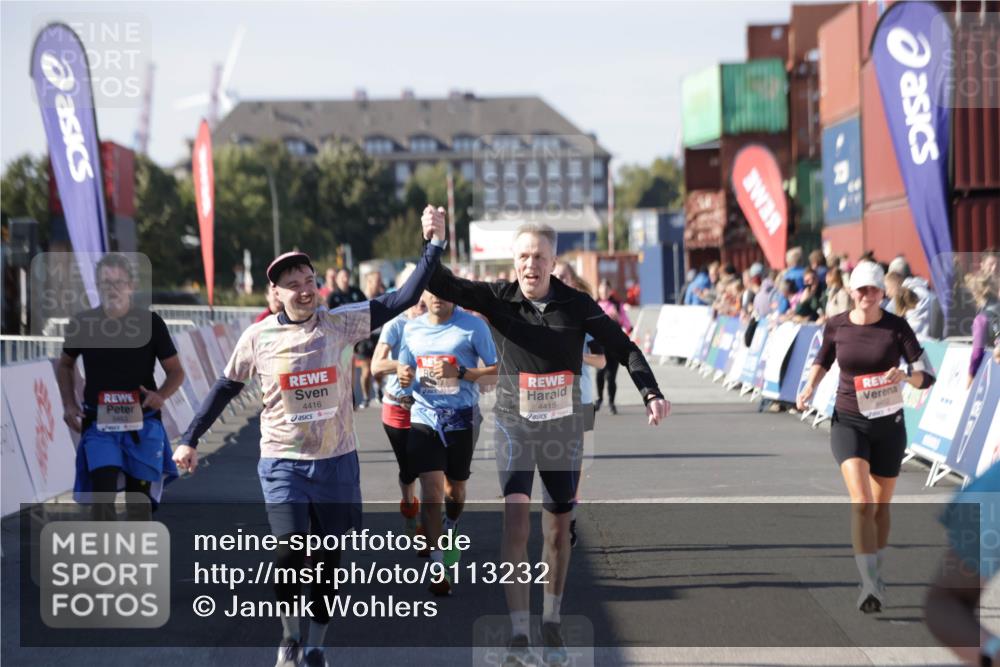 03.10.2025 - Köhlbrandbrückenlauf Jannik Wohlers http://msf.ph/oto/9113232 03.10.2025 13:31:45 Ziel 4415, 4416, 4935, 5057, 5463, 5817, 6072, 6103, 6297, 6452 meine-sportfotos.de