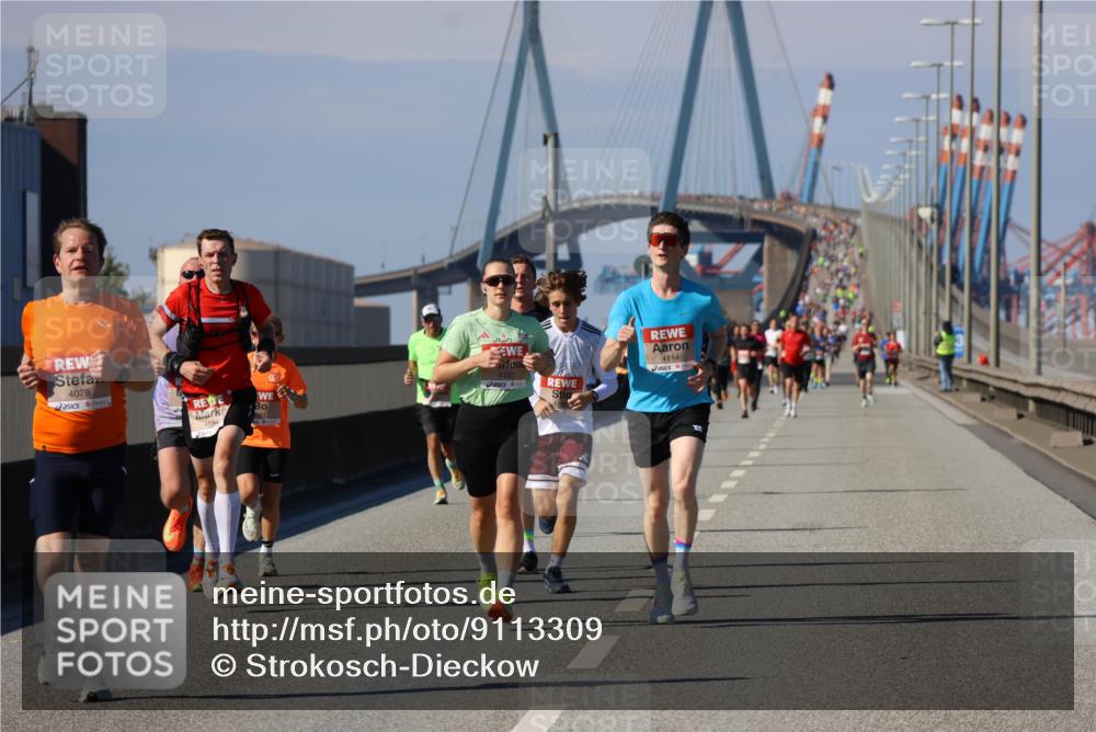 03.10.2025 - Köhlbrandbrückenlauf Strokosch-Dieckow http://msf.ph/oto/9113309 03.10.2025 12:43:15 Position 3 4078, 4123, 4114 meine-sportfotos.de