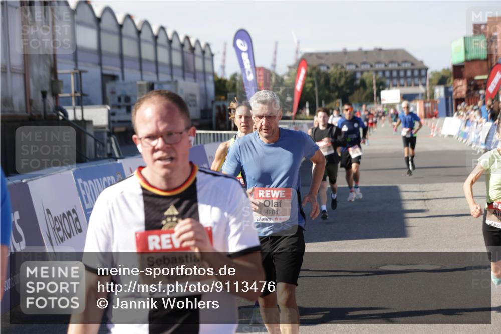 03.10.2025 - Köhlbrandbrückenlauf Jannik Wohlers http://msf.ph/oto/9113476 03.10.2025 13:01:29 Ziel 4047, 4073, 4199, 4219, 4220, 4284, 4292, 4304, 5424, 5915, 6187, 6307, 6775, 6801 meine-sportfotos.de