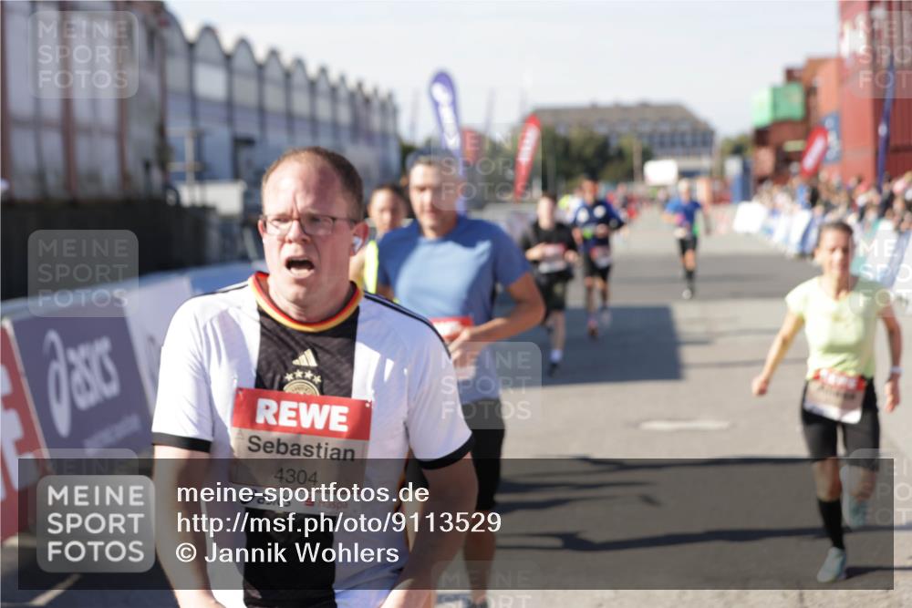 03.10.2025 - Köhlbrandbrückenlauf Jannik Wohlers http://msf.ph/oto/9113529 03.10.2025 13:01:29 Ziel 4047, 4073, 4199, 4219, 4220, 4284, 4292, 4304, 5424, 5915, 6187, 6307, 6775, 6801 meine-sportfotos.de