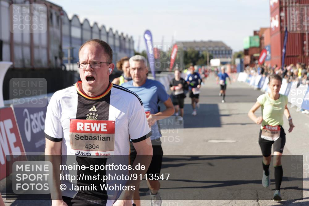03.10.2025 - Köhlbrandbrückenlauf Jannik Wohlers http://msf.ph/oto/9113547 03.10.2025 13:01:30 Ziel 4047, 4073, 4199, 4219, 4220, 4284, 4292, 4304, 5424, 5915, 6187, 6775, 6801 meine-sportfotos.de